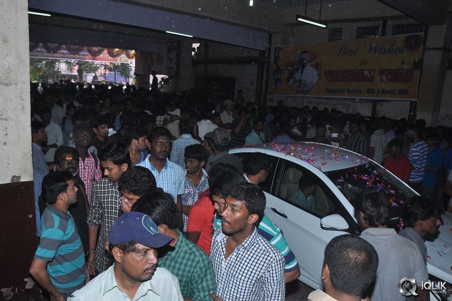 Mukunda-Movie-Hungama-at-Sandhya-Theatre